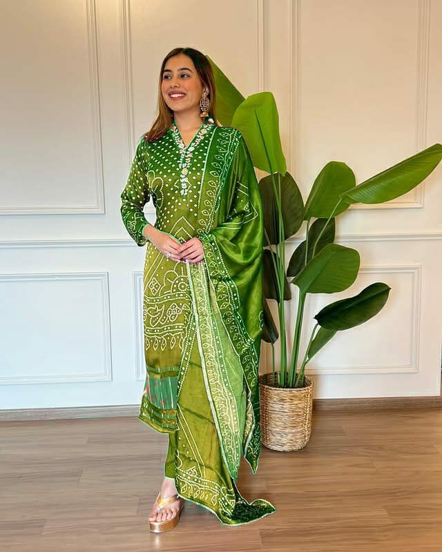 ππ» Presenting Beautiful Heavy quality Chinon Silk Fabric designer festive wear kurti pant and duppta with Embroidery, Sequence & Zari Work with lining