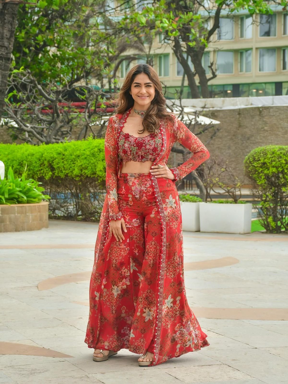 *🌺Bollywood Style Georgette Sharara Set with Shrug – Glamorous Party & Wedding Wear ✨🌺