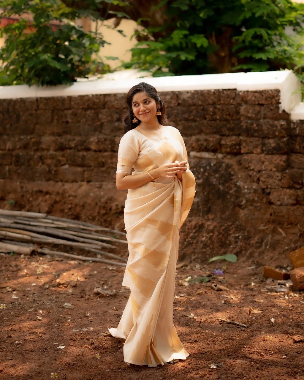 Silk Saree from the LAZUKI store is adorned with beautiful Zari work in form of traditional motifs. This beautiful saree is elegantly decorated with gorgeous Solid Jacquard weave that gives a perfect look to the outfit.