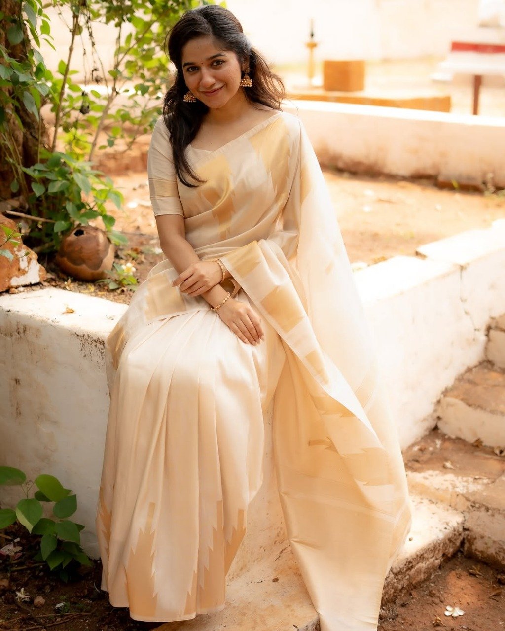 Silk Saree from the LAZUKI store is adorned with beautiful Zari work in form of traditional motifs. This beautiful saree is elegantly decorated with gorgeous Solid Jacquard weave that gives a perfect look to the outfit. - Image 2