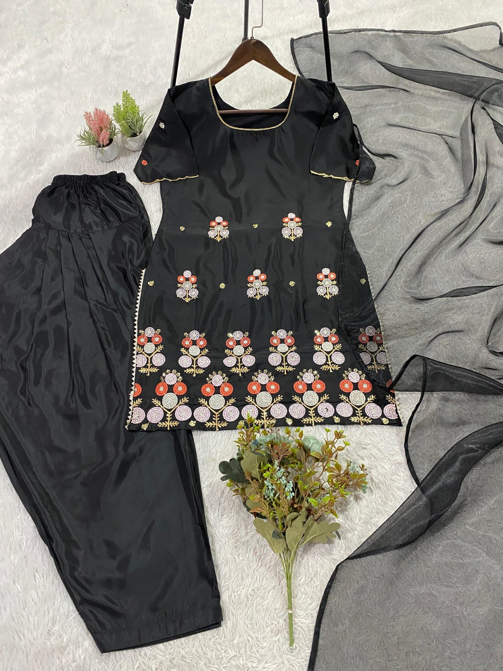 HANIA AMIR INSPIRED THIS SESSION SEQUENCE EMBROIDERY WORKED TOP, FARSI SALWAAR WITH DUPATTA - Image 2