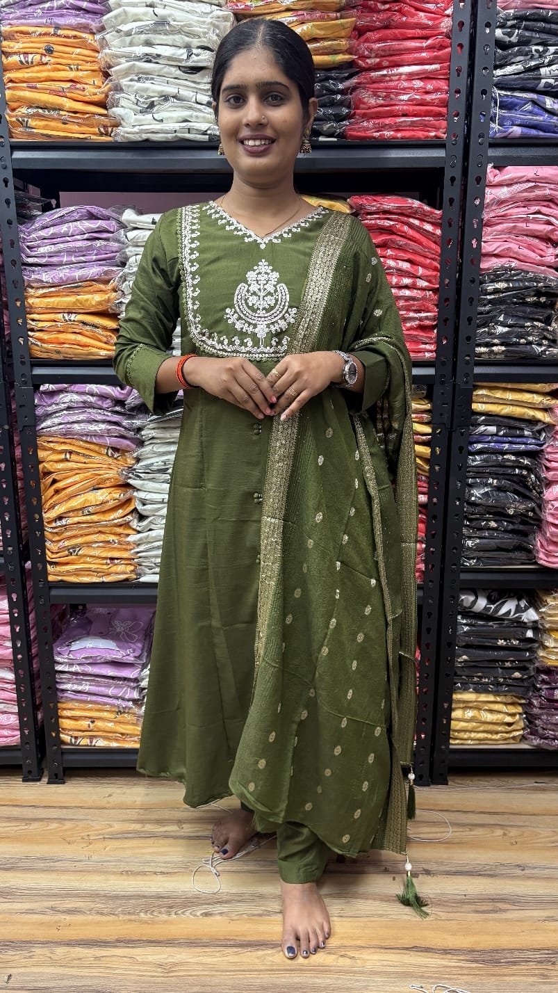 Anarkali kurta set For a festive gathering, you’ll can opt for our Kali pattern with beutiful work on yoke Anarkali kurti Set.. - Image 4