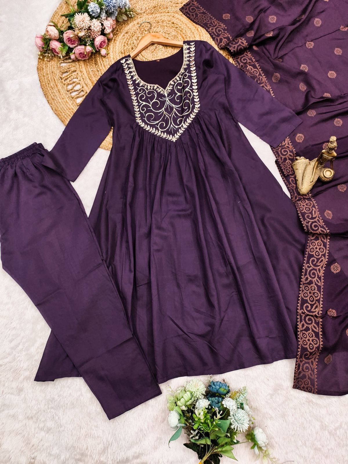 A mesmerising kurta set, reminiscent with its graceful Delicate adorn the neckline. - Image 2