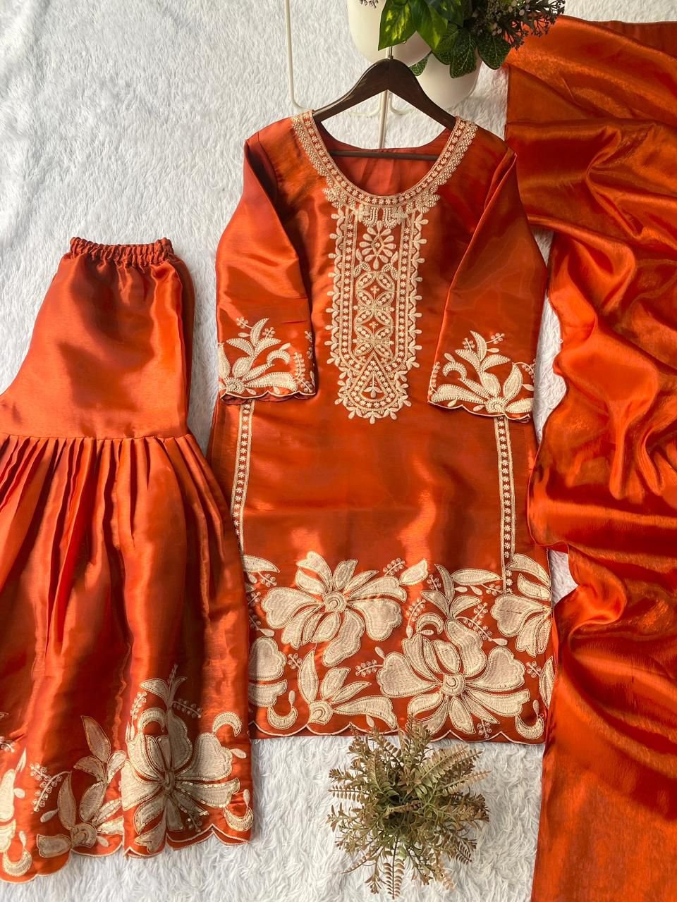 PERFECT FOR PARTY AND WEDDING OUR DESIGNER WEAR TOP WITH SARARA PAIR IN JIMMY CHOO - Image 4