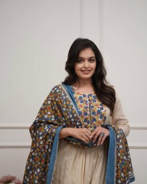 Alternative view of stitched What better way to enjoy your days in our khadi cotton and khadi silk dupata set which give a classy look..