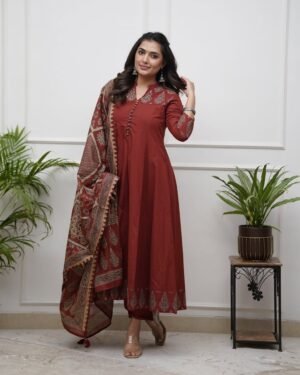 stitched Look straight out of a dreamy movie set as  you turn around and walk in this elegant flaired suit ! The perfect of traditional wear*