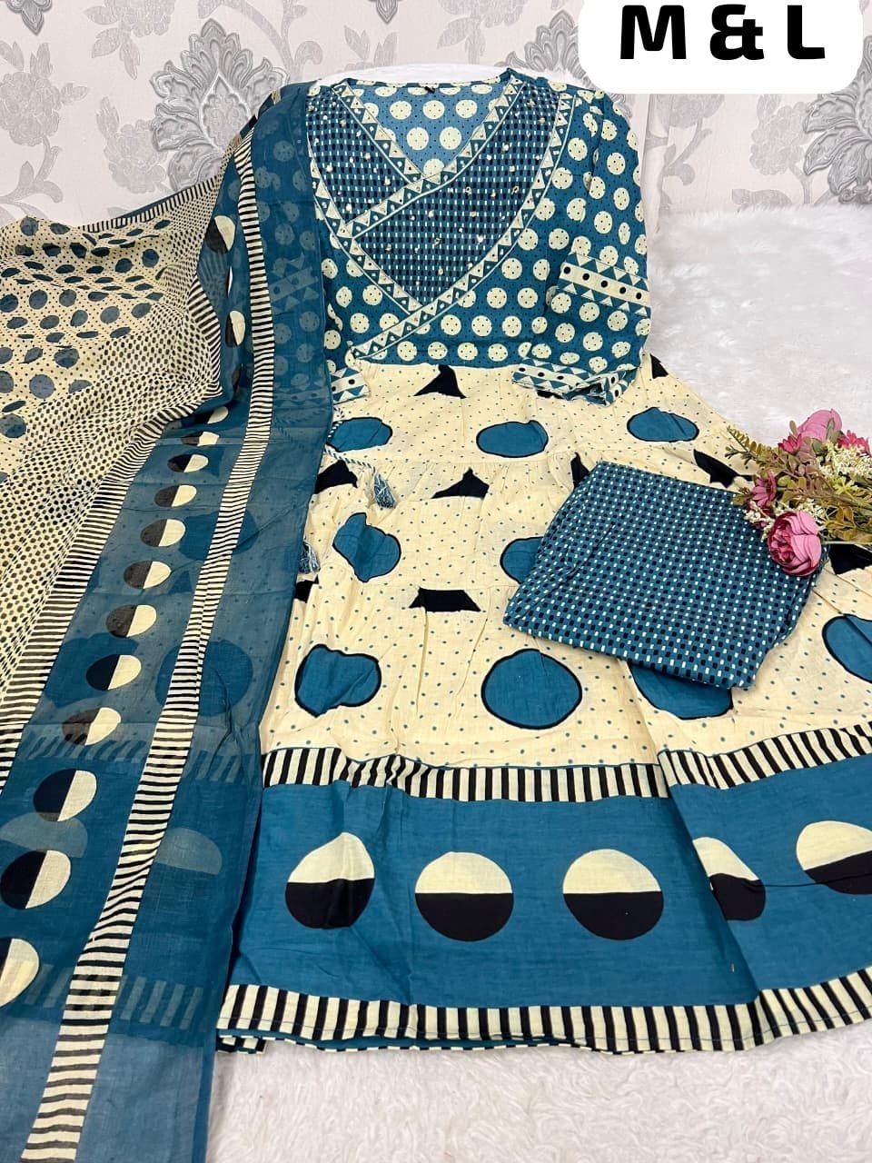 stitched Look straight out of a dreamy movie set as you turn around and walk in this elegant flaired suit ! The perfect of traditional wear* - Image 3
