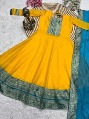 Alternative view of This top made from chanderi cotton with Jacquard weaving zari border And Chanderi Duppatta with lace border