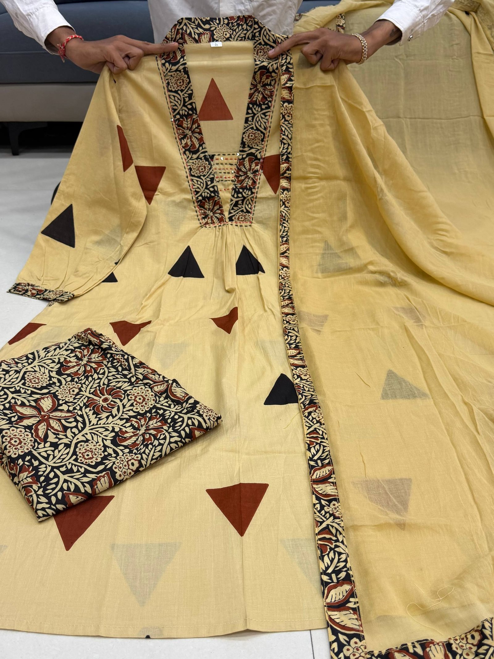 Launching New Đěsigner Kalamkari Print Daily Or Office Wear Look Ajarakh Pure Cotton Top With Pent & Dupatta Set - Image 2