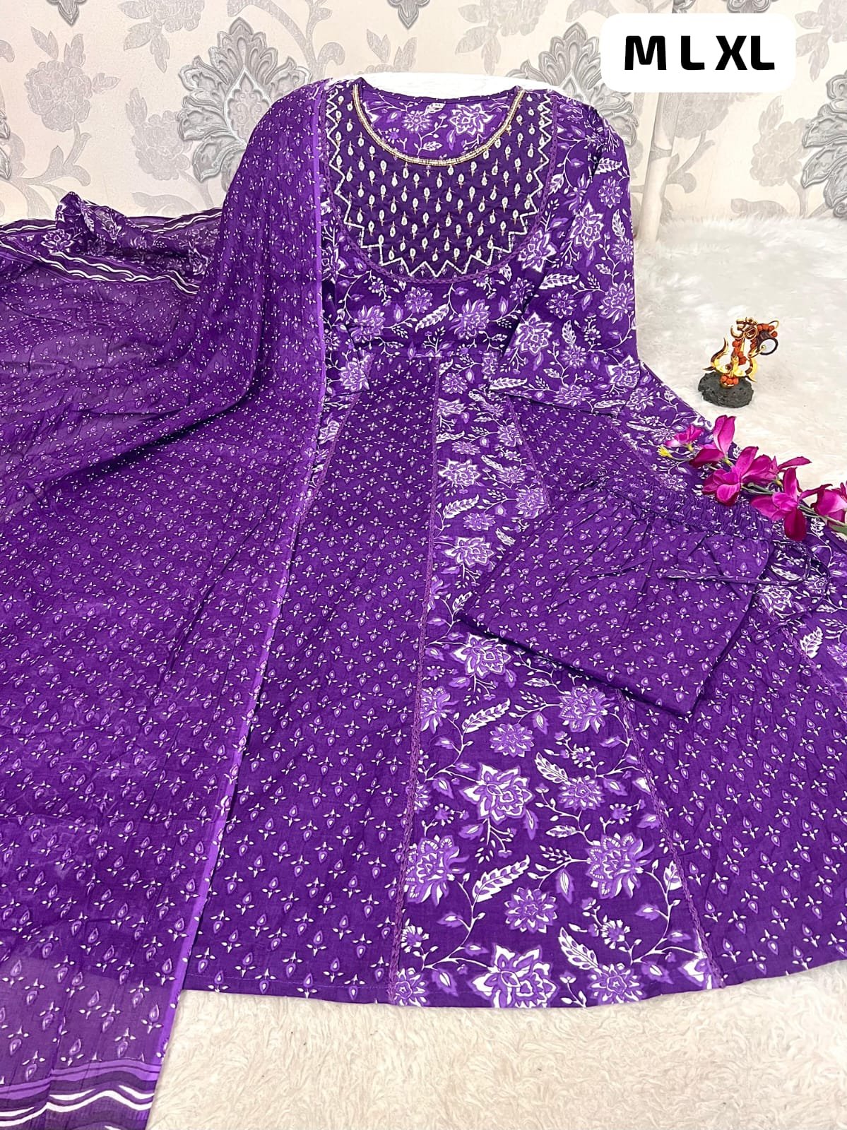 Design: Elegant Purple Anarkali Kurti jisme khoobsurat floral hand-block print ya screen print ka kaam hai.