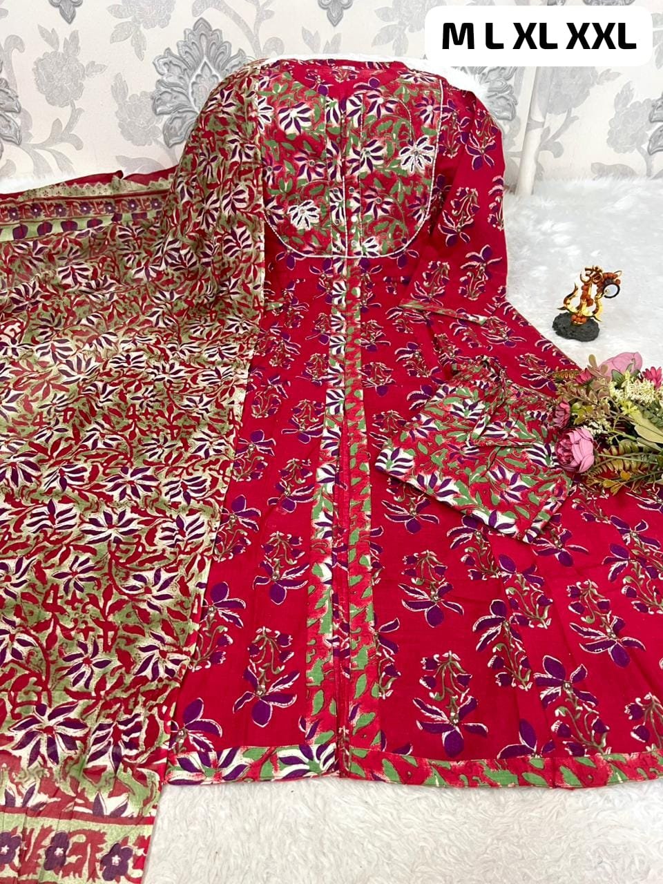 Design: Elegant Purple Anarkali Kurti jisme khoobsurat floral hand-block print ya screen print ka kaam hai. - Image 4