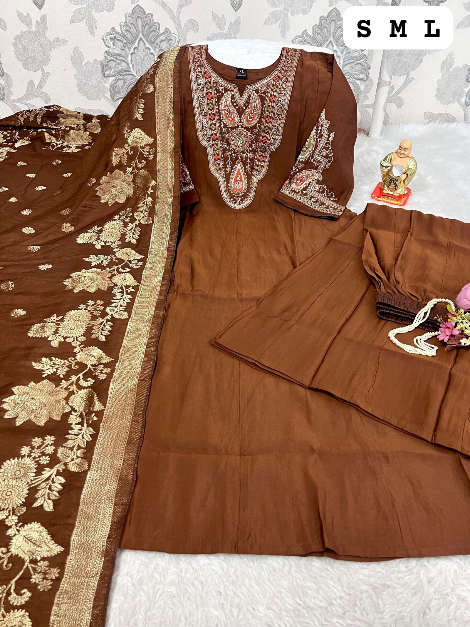 Add grace and elegance to your festive wardrobe with this stunning round Anarkali suit set - Image 7