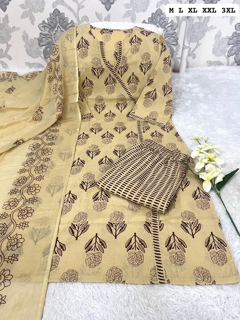 Look straight out of a dreamy movie set as you turn around and walk in this elegant flaired suit ! The perfect of traditional wear - Image 4