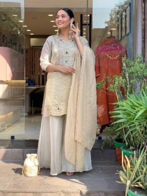 Featuring beautiful Heavy Suit Set which is beautifully decorated Embroidered🪡. It is paired with Plazzo🪡.Complet Lining with Beautiful work