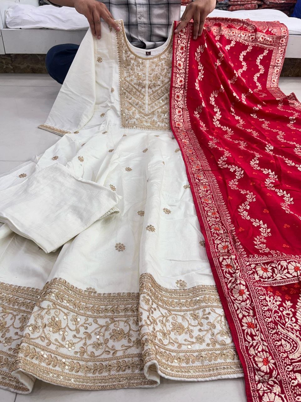 ashn-E-Bahaaraa Anarkali Flared Kurti Pant Dupatta Set - Image 2