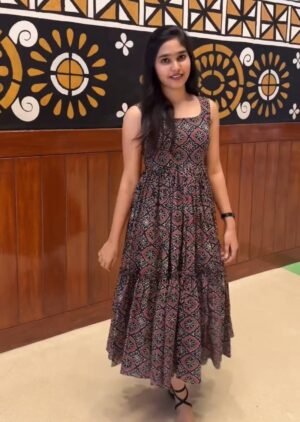 Here We present  you  This beautiful  soft cotton maxi made with the highest quality of fabric it has beautiful blend of  Kalamkari prinT