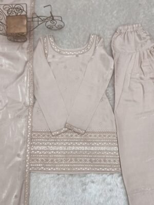 Alternative view of This colourfull  & fresh look outfit is perfect for upcoming festivities and weddings which provides you more comfort and style
