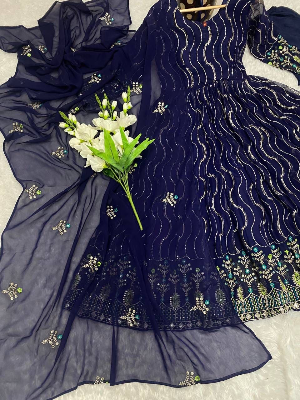 LUNCHING NEW ĐĚSIGNER PARTY WEAR LOOK NEW COLOURS - Image 2