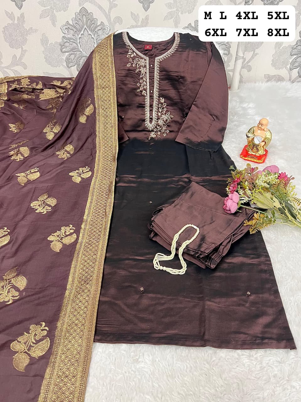 Apne wardrobe ko dijiye ek royal touch is khoobsurat Colorfull suit ke saath. Iska Rangeela Silk fabric ek natural shine aur smooth finish deta hai jo pehenne mein behad comfortable aur dikhne mein luxurious hai. - Image 2
