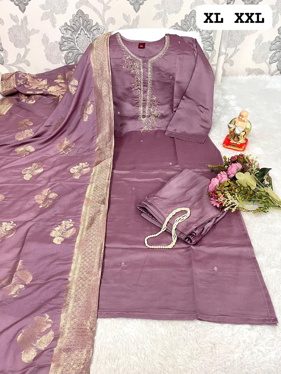 Apne wardrobe ko dijiye ek royal touch is khoobsurat Colorfull suit ke saath. Iska Rangeela Silk fabric ek natural shine aur smooth finish deta hai jo pehenne mein behad comfortable aur dikhne mein luxurious hai. - Image 4
