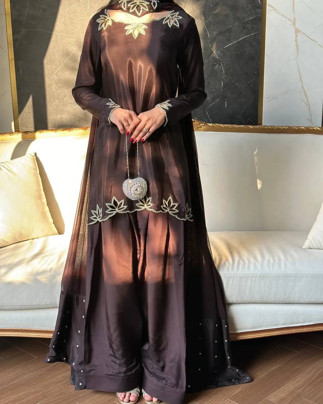 AK LUNCHING NEW ĐĚSIGNER PARTY WEAR TOP AND FARSI SALVAR. WITH FANCY DUPPATA WITH EMBROIDERY WORK
