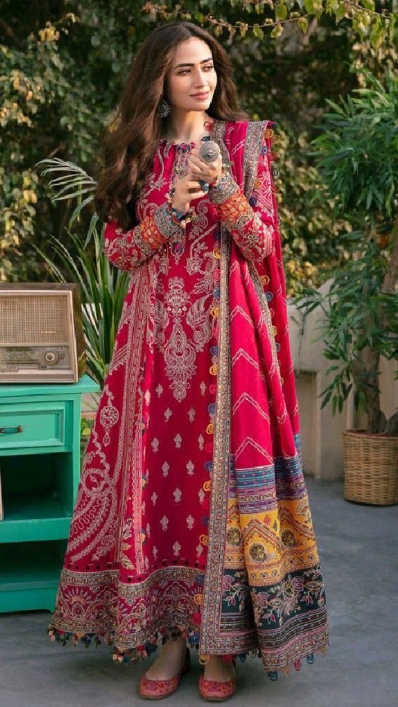 Ivory Pakistani Suits made from Pure Muslin fabric with digital prints and lace detailing certainly sound like a fashionable choice for upcoming occasions.