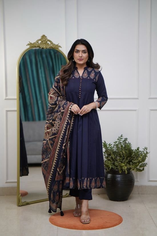 Look straight out of a dreamy movie set as you turn around and walk in this elegant flaired suit ! The perfect of traditional wear*