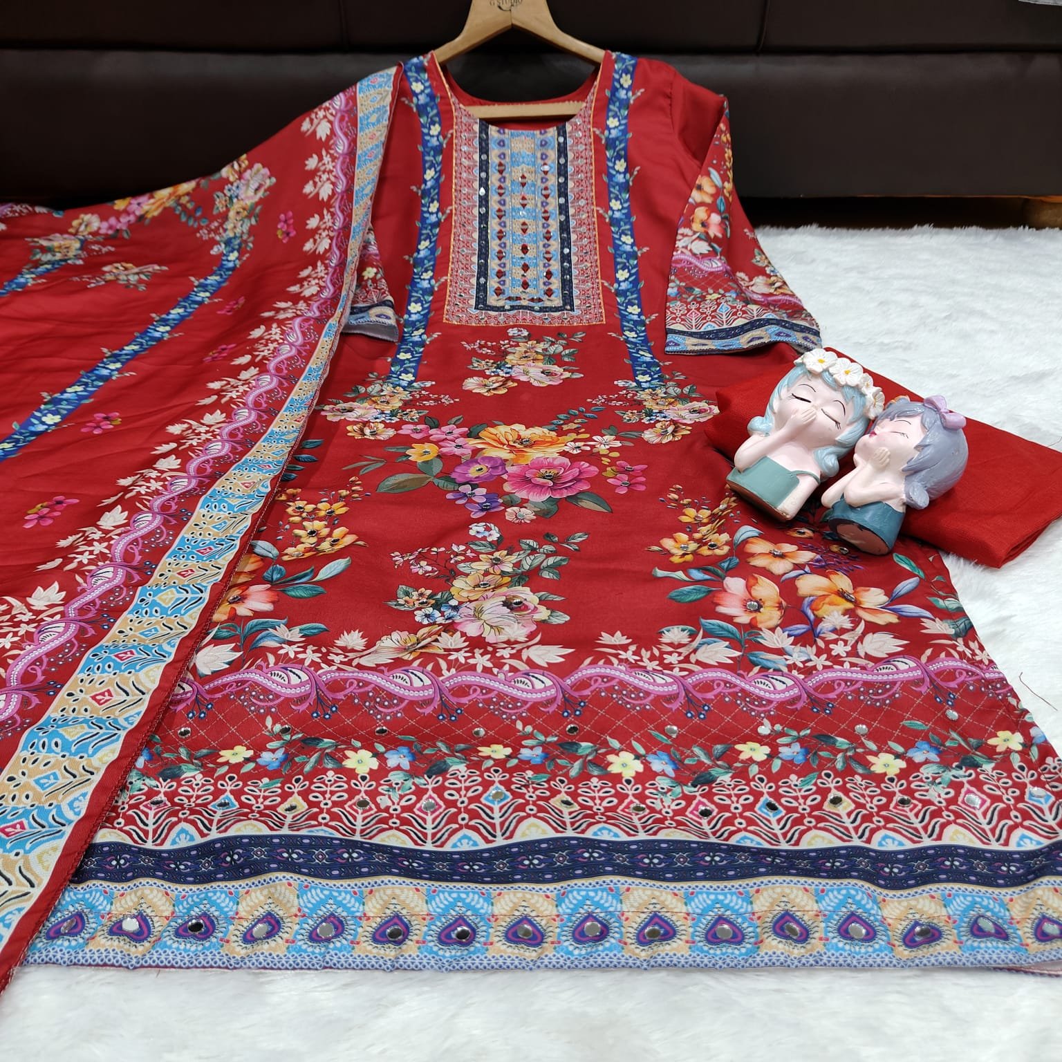 this outfit is designed to provide both comfort and a high-fashion appeal. - Image 6