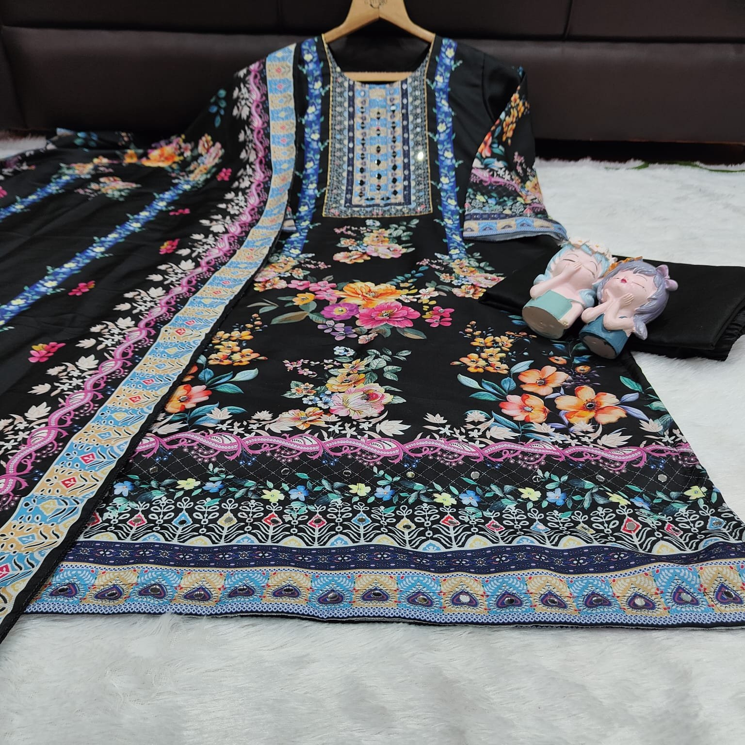 this outfit is designed to provide both comfort and a high-fashion appeal. - Image 2