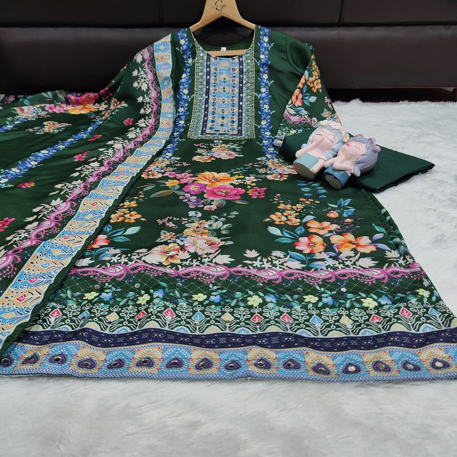 this outfit is designed to provide both comfort and a high-fashion appeal. - Image 8
