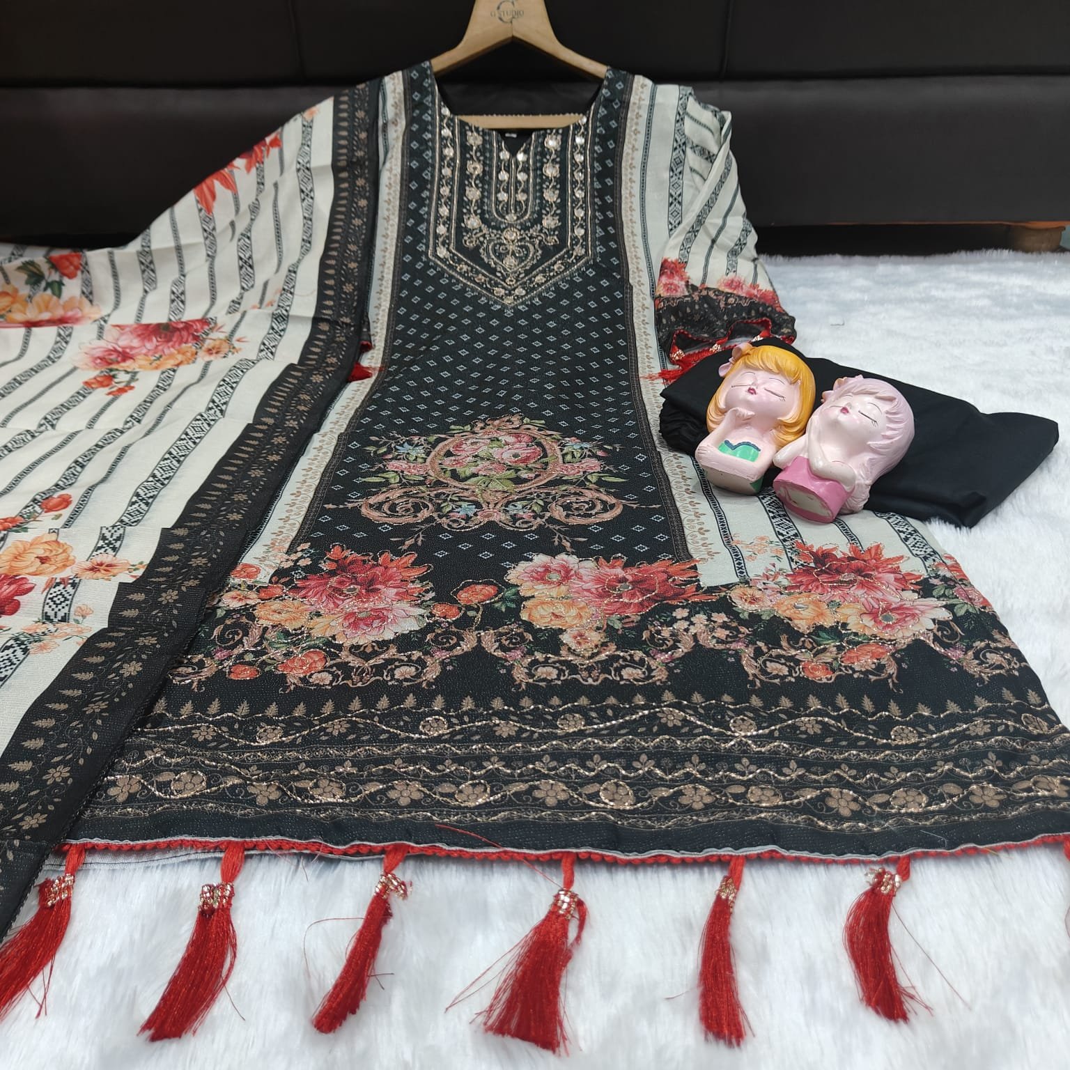 Elegant Pakistani Style Maslin Simmer Suit with Intricate Aari Work - Image 2