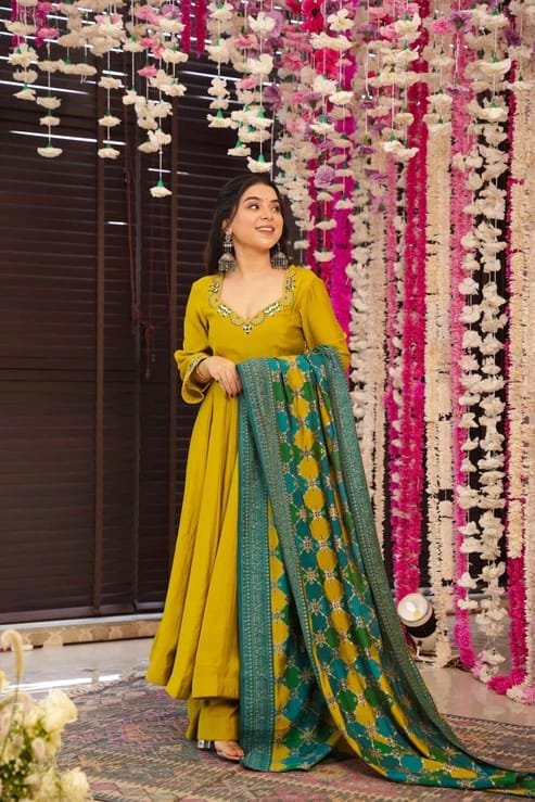 he Tensemble presents a vibrant and traditional look, suitable for festive occasions or cultural events. - Image 2