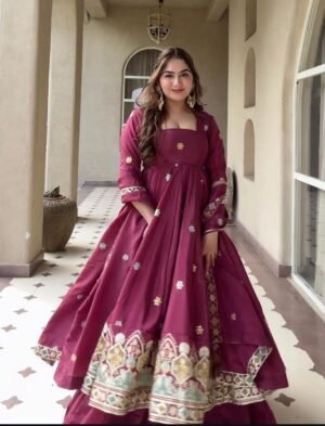 Presenting New  Đěsigner Anarkali Suit In New Fancy Style