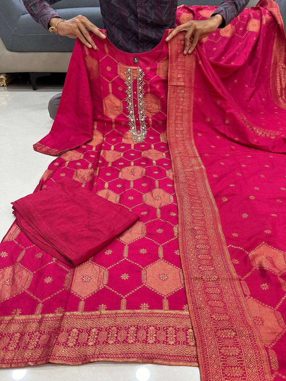 Launching New Đěsigner Pure Banarasi Jequard Wiving Top With Pent & Dupatta Set - Image 2