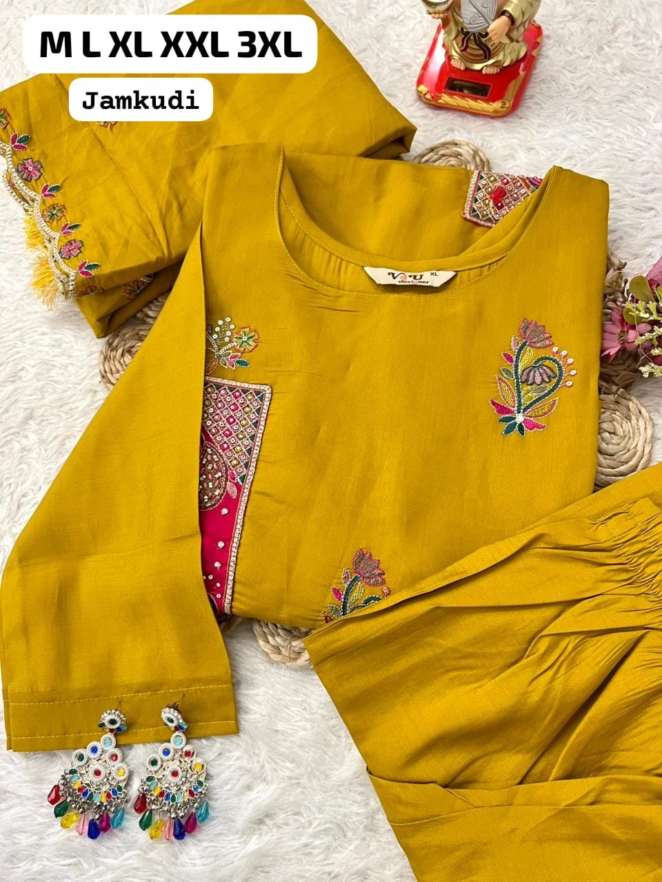 Crafted for those who love elegance combined with rich traditional detailing! - Image 6