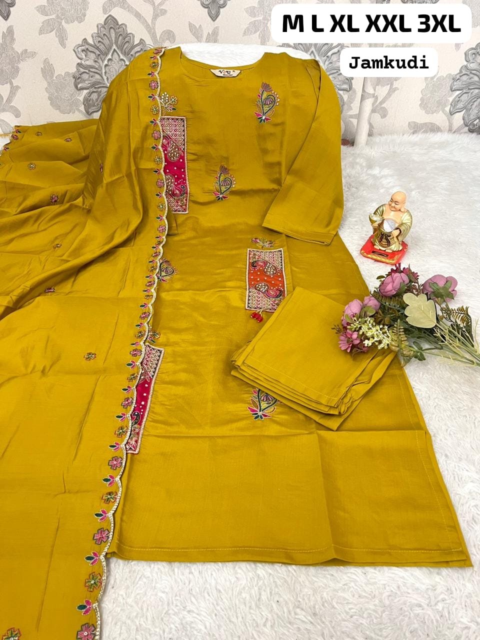 Crafted for those who love elegance combined with rich traditional detailing! - Image 5