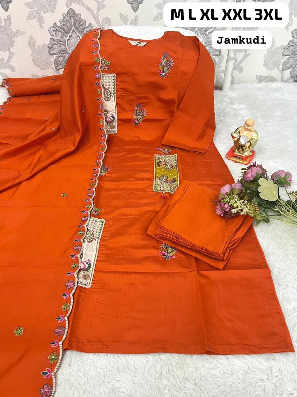 Crafted for those who love elegance combined with rich traditional detailing! - Image 3