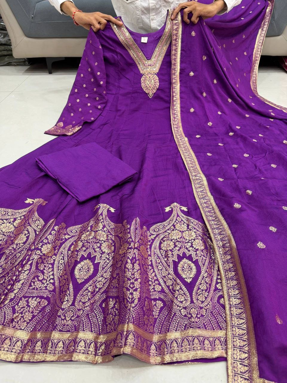 Launching New Đěsigner Pure Banarasi Anarkali Kali Gown Jequard Wiving Top With Pent & Dupatta Set - Image 4