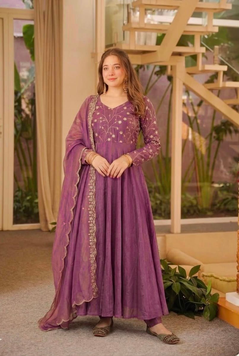 Presenting New Đěsigner Anarkali Suit In New Fancy Style