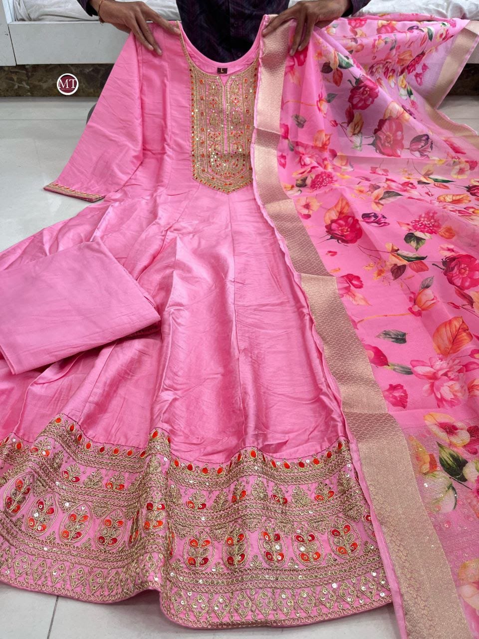 Launching New Đěsigner Pure Banana silk Anarkali Kali Gown Jequard Wiving Dupatta Set With Pent & - Image 2