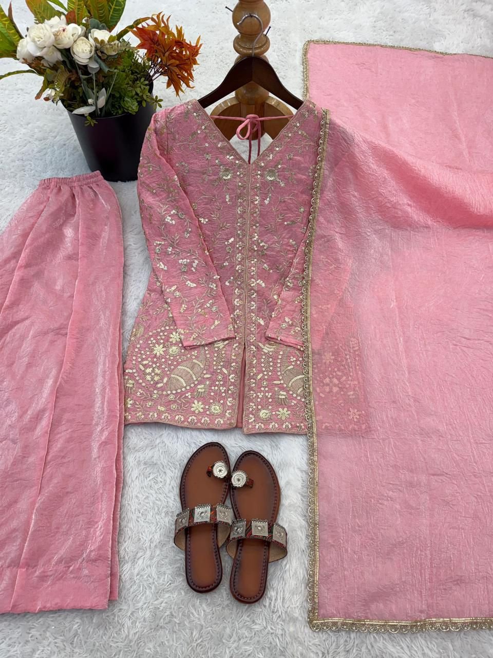 Launching New Party Wear Look Pur Heavy Fendy Silk Top Plazzo & Dupatta Se - Image 2