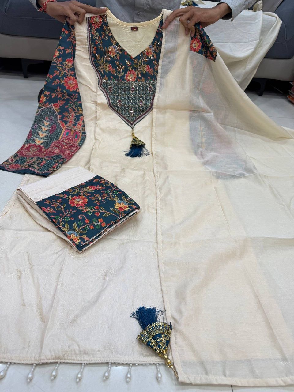 NEW ARIVELLS FESTIVAL SPECIAL BANARASI WIVING SPECIAL SUIT SET - Image 2