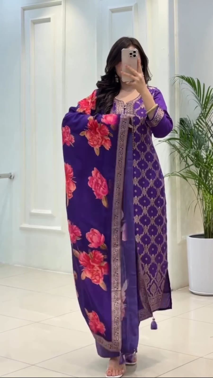 Featuring Banarasi Silks Suit which is beautifully decorated with a Banarasi Works. It is absolutely perfect for your upcoming occasions, it is very easy brezzzy