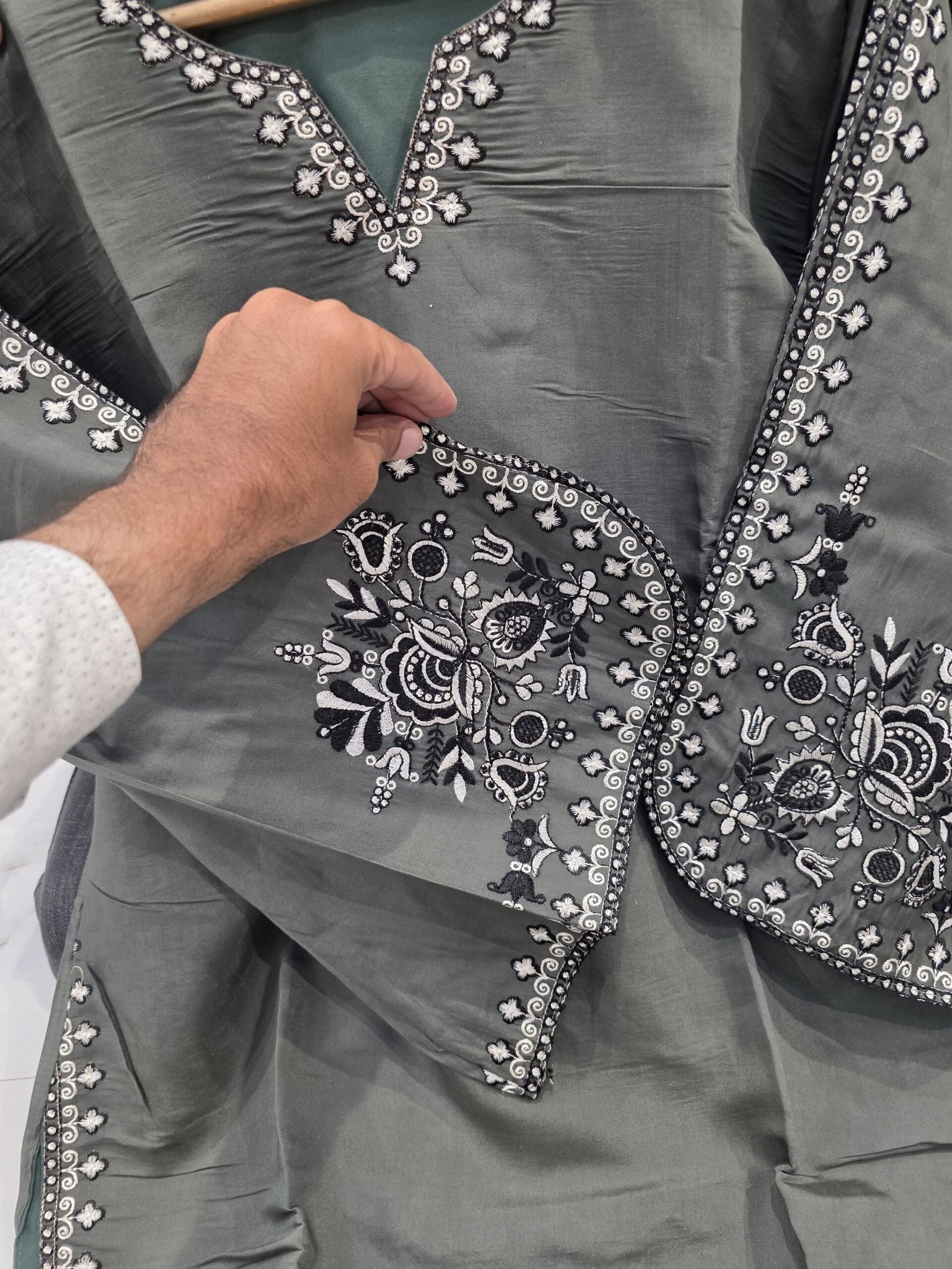 BIN SAEED LAUNCHING NEW SERIES OF READYMADE SUITS - Image 2
