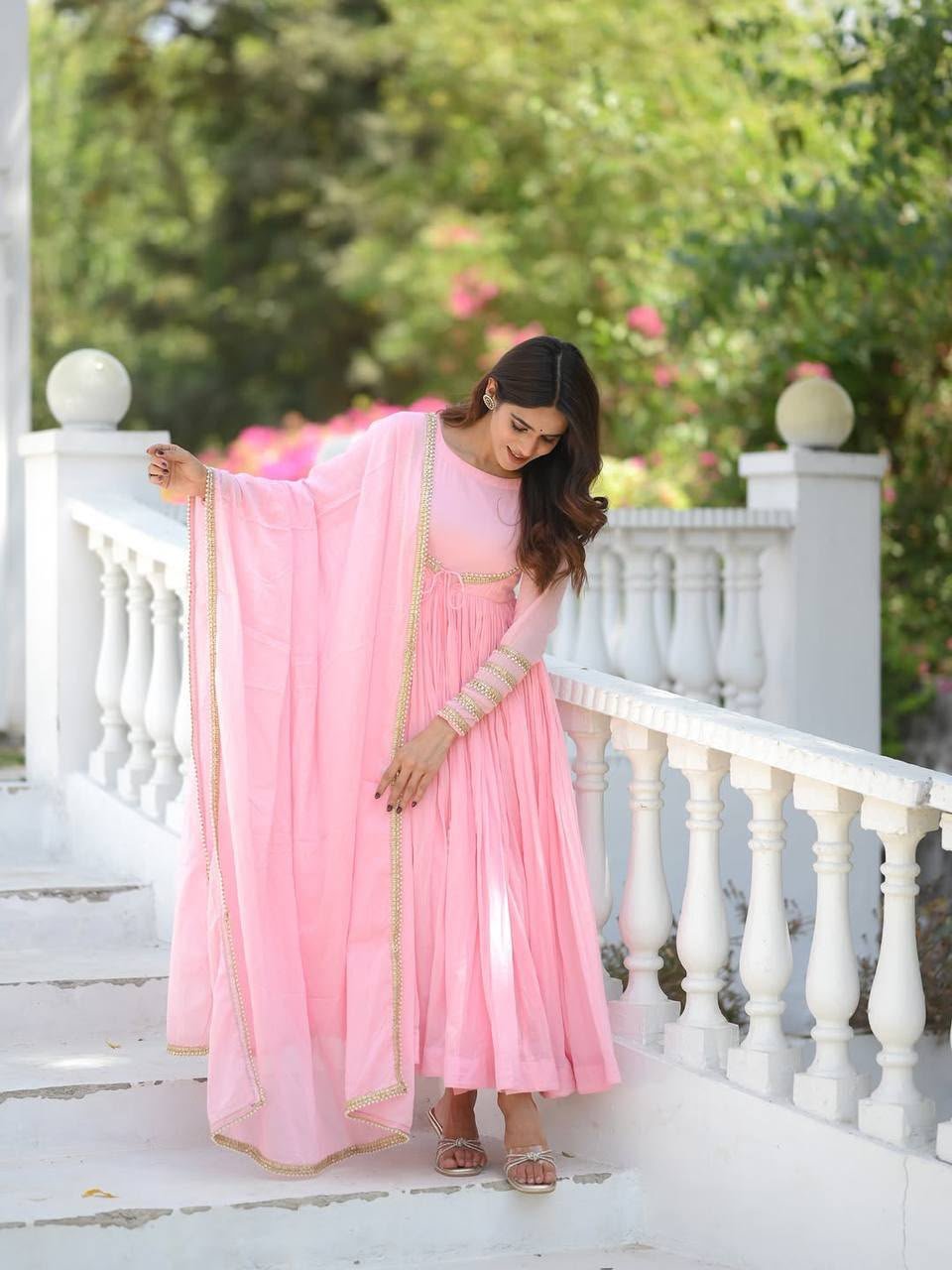 Presenting New Đěsigner Anarkali Suit In New Fancy Style