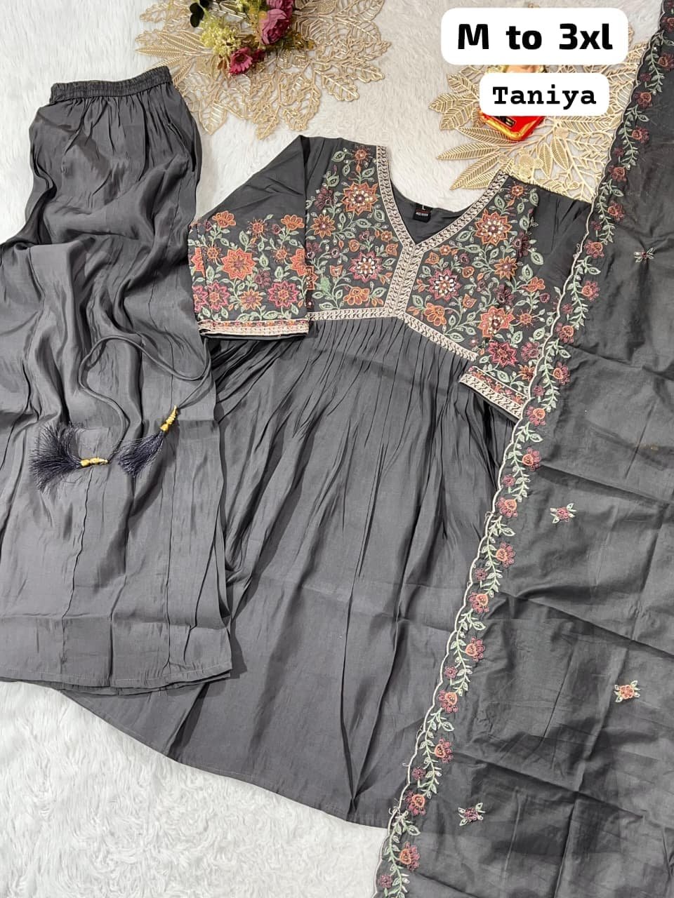 The Tanya suit set is the perfect blend of elegance and tradition, designed to make you shine at every occasion. - Image 2