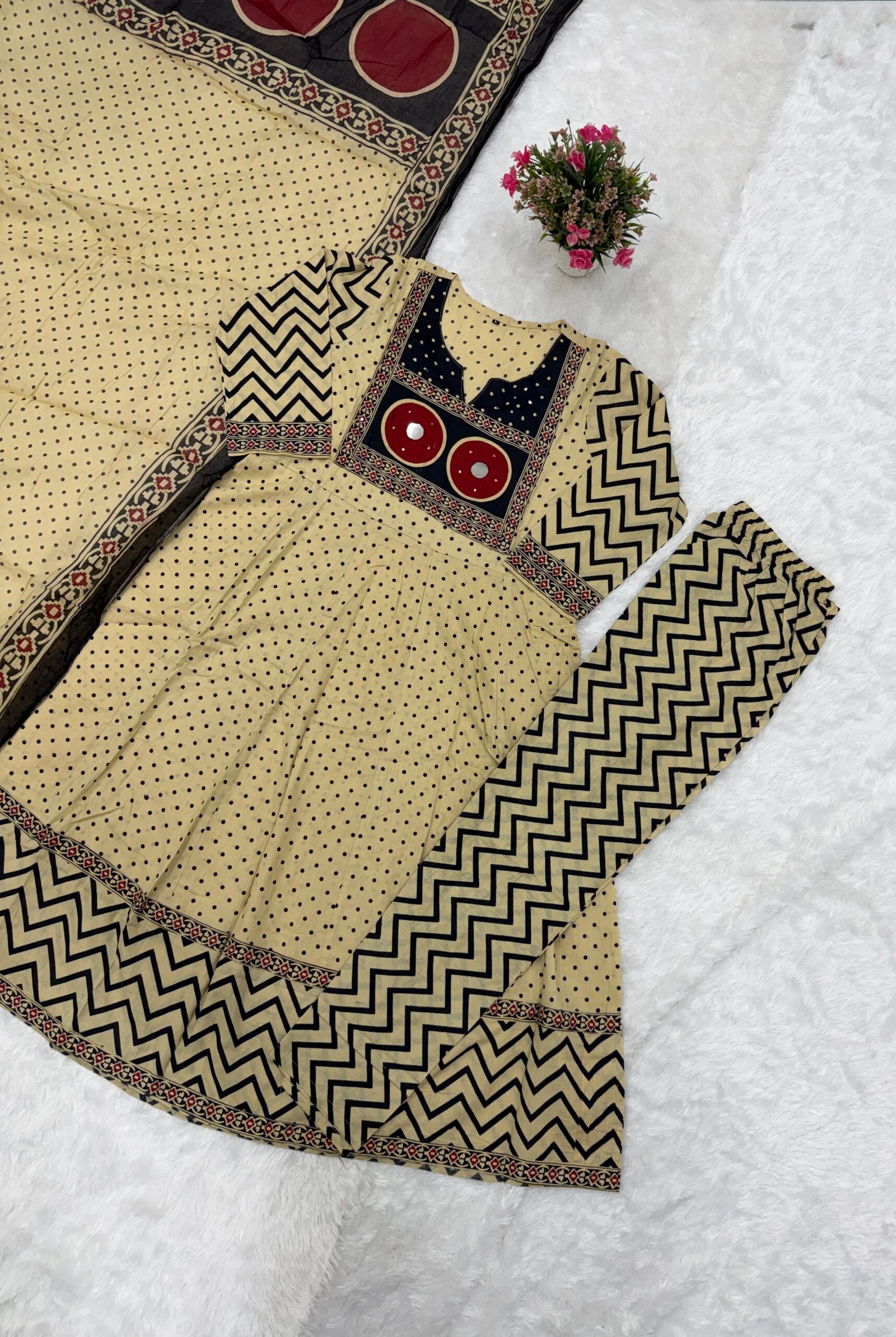 Đěsigner Print Daily Or Office Wear Look jaipuri Pure Cotton Top With Pent & Dupatta Set - Image 2