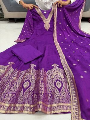 Alternative view of Đěsigner Pure Banarasi Anarkali Kali Gown Jequard Wiving Top With Pent & Dupatta Set