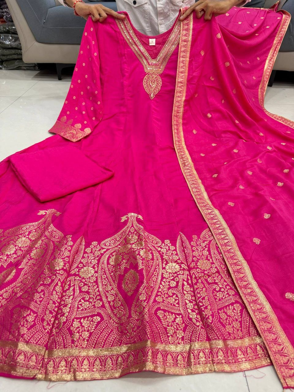 Đěsigner Pure Banarasi Anarkali Kali Gown Jequard Wiving Top With Pent & Dupatta Set - Image 4