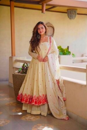 Presenting New Đěsigner Anarkali Suit In New Fancy Style